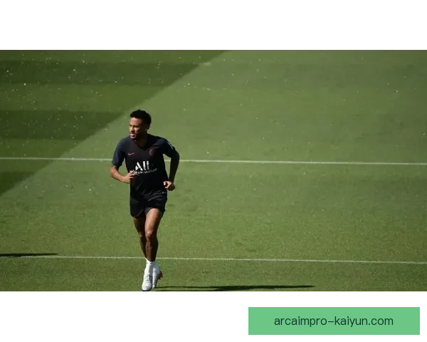 内马尔回归巴萨的可能性备受关注，转会动态持续升温