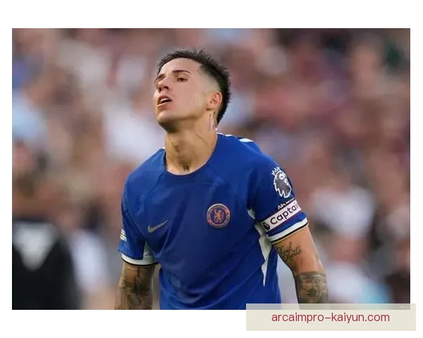 恩佐防守能力持续提升，逐渐成为球队后防核心。